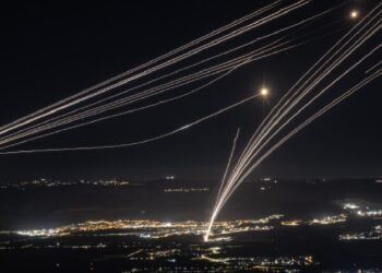 Lübnan'ın güneyinden İsrail'in kuzeyine onlarca roket fırlatıldı