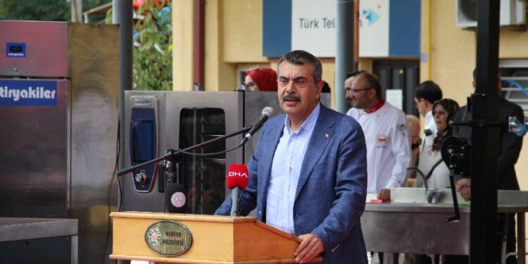 MEB Bakanı Tekin, gastronomi okullarında bazı eksiklikler var diyerek Türkiye'nin tanınmış şeflerine seslendi