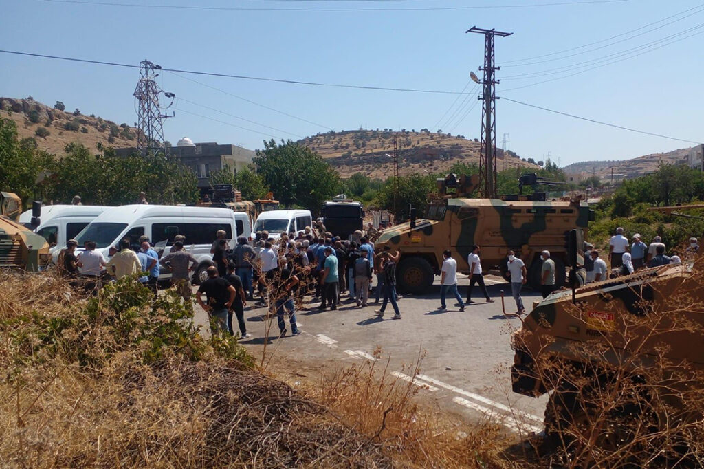 Mardin’de bir mahalleye ‘kaçak elektrik’ baskını; DEDAŞ ekipleri askerlerle geldi 