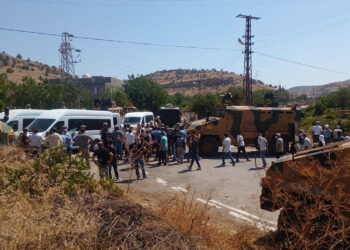 Mardin’de bir mahalleye ‘kaçak elektrik’ baskını; DEDAŞ ekipleri askerlerle geldi 