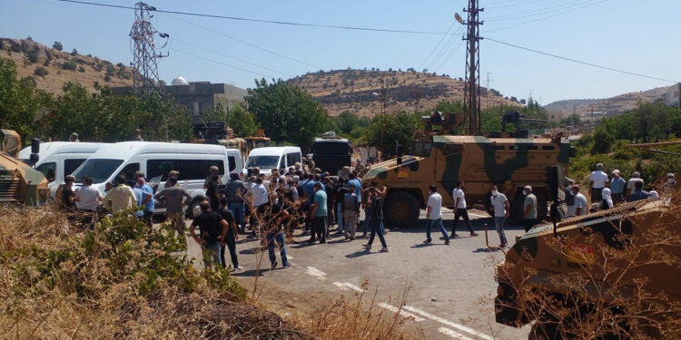 Mardin’de bir mahalleye ‘kaçak elektrik’ baskını; DEDAŞ ekipleri askerlerle geldi