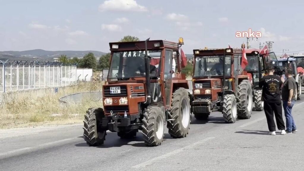 Mazot alamayan çiftçinin Uşak’taki traktörlü eylemi, mazotları bitince kısa sürdü