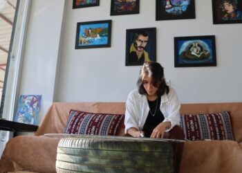 Mitolojik öğeleri cama işliyor