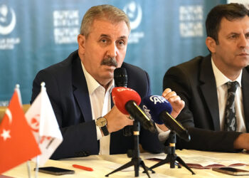 Mustafa Destici, ‘Instagram’ı kapatma’ kararına destek verdi: “Kendilerine çekidüzen vermek zorundalar”