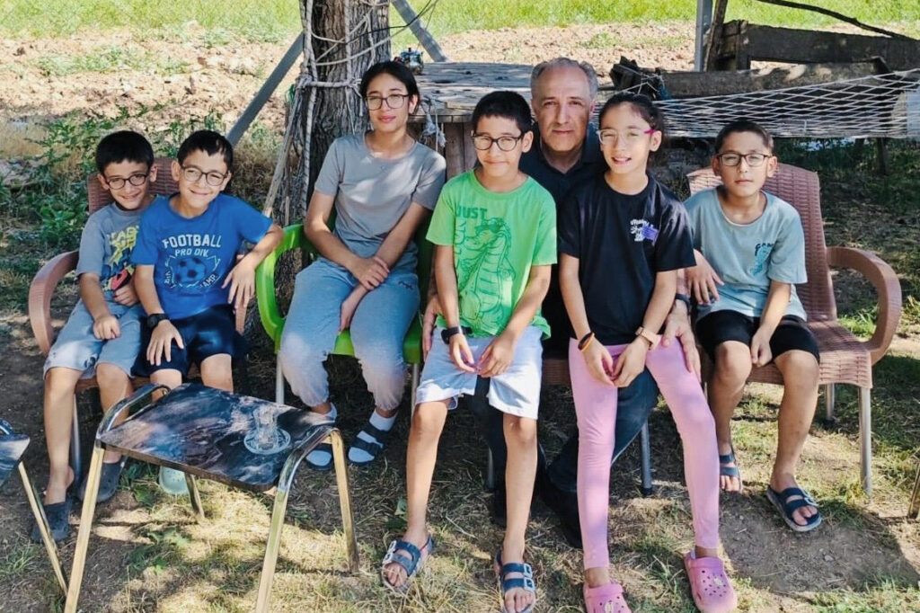 Mustafa Yeneroğlu, anne ve babaları tutuklu 6 kardeşi ziyaret etti: “Kahrolmamak elde değil!”