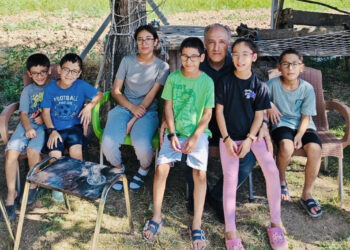 Mustafa Yeneroğlu, anne ve babaları tutuklu 6 kardeşi ziyaret etti: “Kahrolmamak elde değil!”