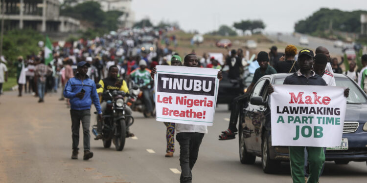Nijeryalılar, hayat pahalılığını protesto etmek için sokaklara döküldü
