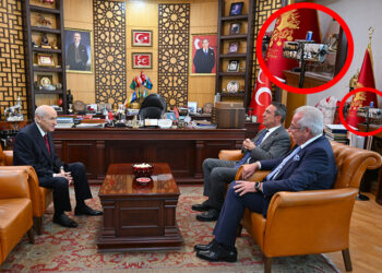 O fotoğraf gündem oldu; Bahçeli’nin “17-25 Saati” hâlâ odasında!