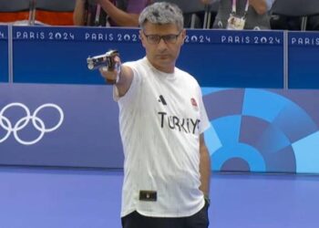 Olimpiyat ikincisi olan eski jandarma Yusuf Dikeç’i sadece Bakan Yardımcısı Turan kutladı