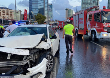 Otomobil, İETT Otobüsüne Çarptı: 3 Yaralı