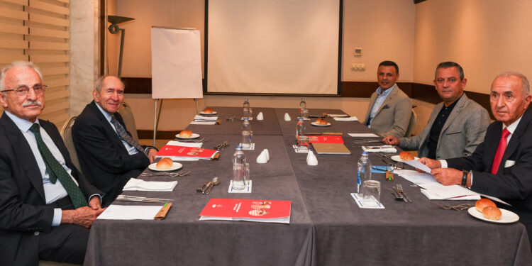 Özgür Özel, Eski CHP Genel Başkanlarıyla Görüştü... Gündem: Tüzük Kurultayı