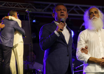 Özgür Özel, Suavi'nin Konserine Destek Verdi