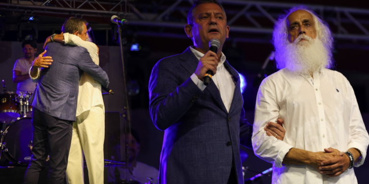 Özgür Özel, Suavi'nin Konserine Destek Verdi