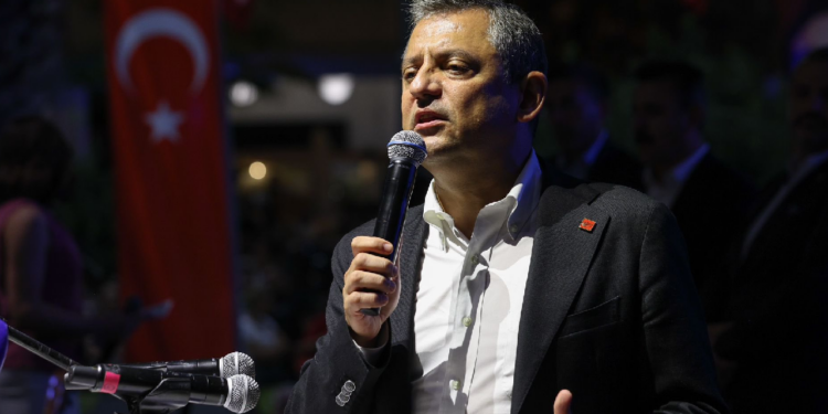 Özgür Özel'den İktidara 'Yasaklanan Festival ve Konser' Tepkisi: 'Karıncanın Kardeşi Var O da CHP'dir'