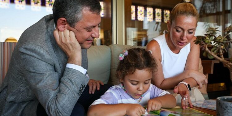 Özgür Özel’den gezi tutuklusu Tayfun Kahraman’ın ailesine ziyaret