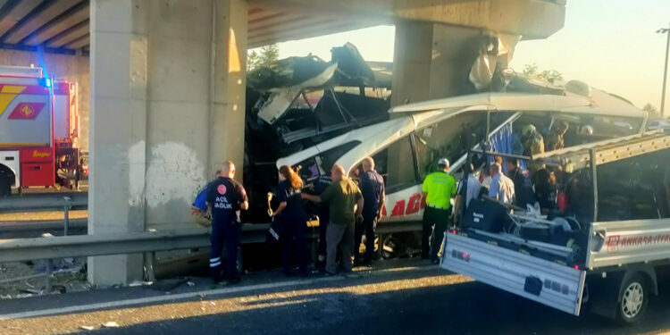 Polatlı’da otobüs köprünün ayağına saplandı; 11 ölü, 24 yaralı