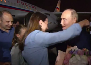 Putin, Ankara'dan Dönen Rus Rehineleri Havaalanında Karşıladı