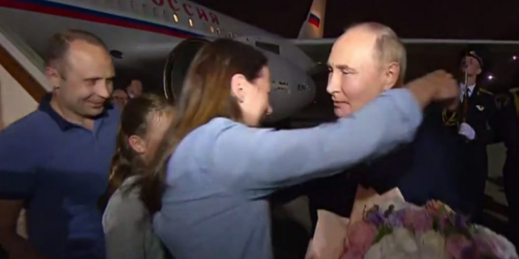 Putin, Ankara'dan Dönen Rus Rehineleri Havaalanında Karşıladı