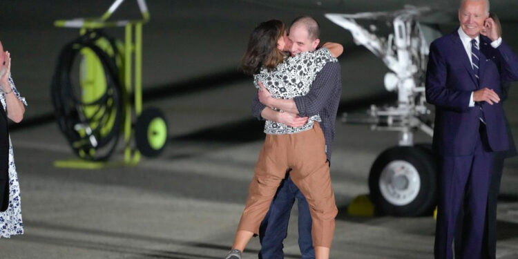 Rusya ile tutuklu takası: ABD’de coşku, Almanya’da burukluk