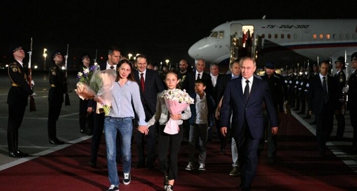 Rusya, takas edilenlerin gizli servis çalışanı olduğunu doğruladı