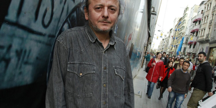 Şair Nevzat Çelik ‘İzmir yangını’ paylaşımı sonrası gözaltına alındı: “Hiç mi eleştirmeyelim!”