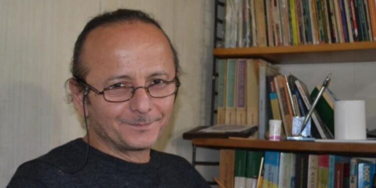 Şair Nevzat Çelik ‘iktidar, aynada saçını tarıyor’ dedi, gözaltına alındı