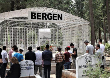 Şarkıcı Bergen Ölüm Yıl Dönümünde Mezarı Başında Anıldı