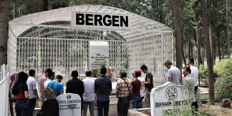 Şarkıcı Bergen Ölüm Yıl Dönümünde Mezarı Başında Anıldı