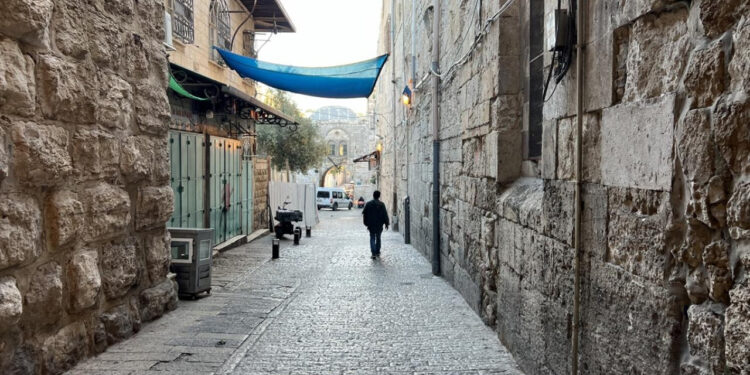 Savaş Çanları İsrail Sokaklarını Boşalttı: Evde Saklanıp Yiyecek Stokluyorlar