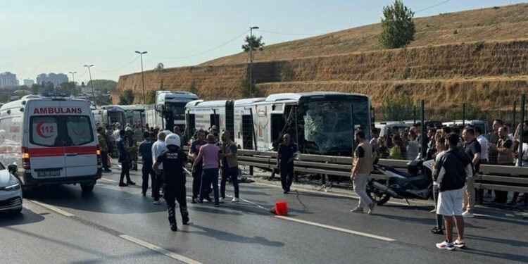 Sefaköy’de metrobüs kazası; 1 ölü, 2’si ağır 50 yaralı