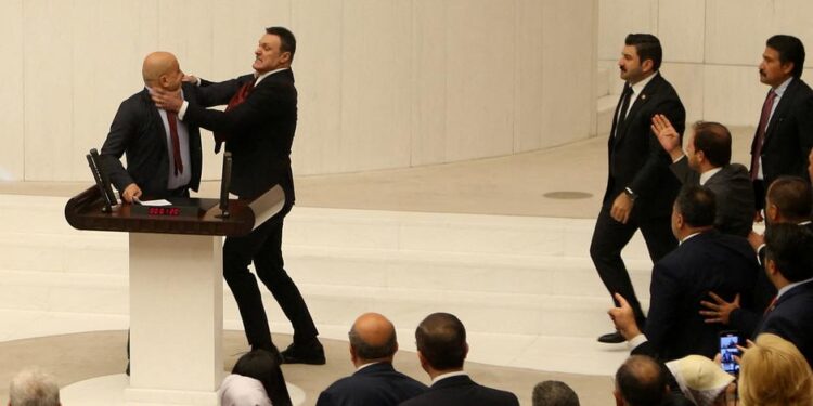 Siyasilerden TBMM'deki kavgaya tepkiler