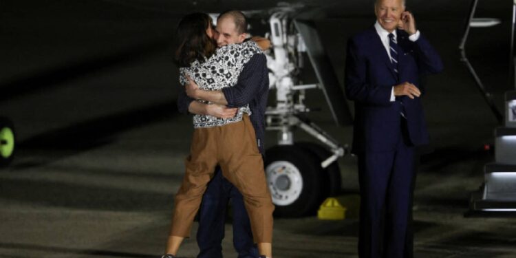 Soğuk Savaş sonrasının en  büyük esir takasıyla serbest kalanlara ABD ve Rusya'da en üst düzey karşılama