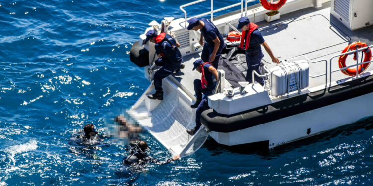 Suyun Altındaki Cesedi Amatör Dalgıçlar Buldu
