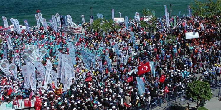 TÜRK-İŞ meydanlara çıkıyor: “Bozulan ekonominin bedelini biz ödemeyeceğiz”