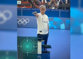 Tek eli cebinde atış yaptı, gümüş madalya kazandı