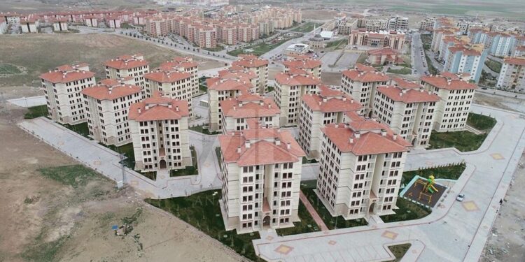 Teslim edilmeyen TOKİ evleri için depremzedelerden aidat istendi!