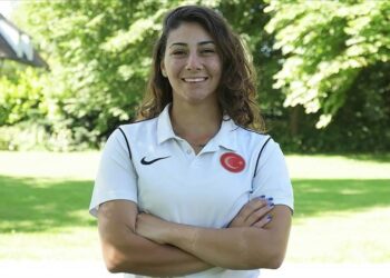 Türkiye'de kadın sporcu olmak, erkekler olunca kadınlara duvara dönerek oturmasını söyleyen antrenörler olduğu için zor