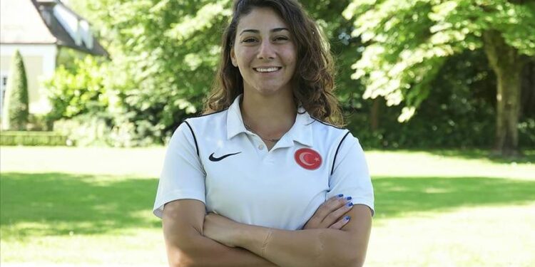 Türkiye'de kadın sporcu olmak, erkekler olunca kadınlara duvara dönerek oturmasını söyleyen antrenörler olduğu için zor