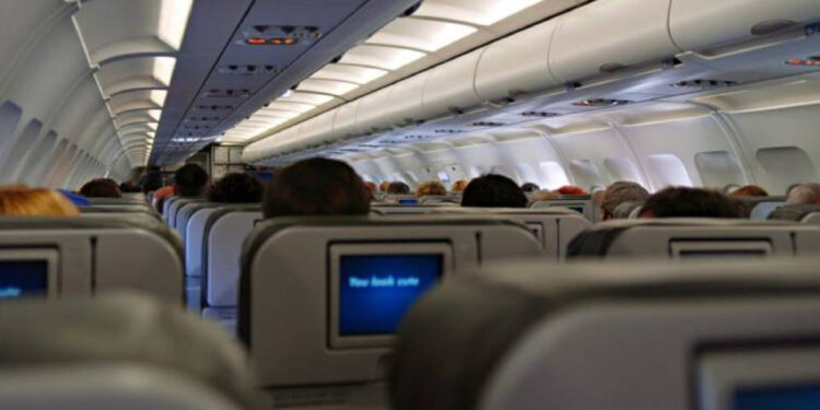 Uçakta Sigara Krizi! Kabin Ekibine Saldıran Yolcu, Gözaltına Alındı