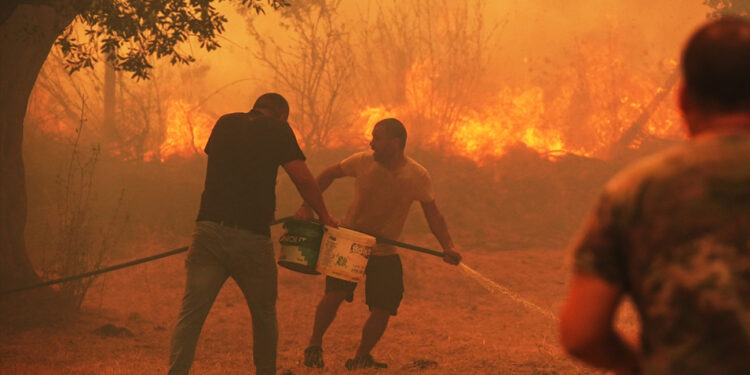 Urla’da orman yangını; 9 uçak ve 9 helikopterle müdahale ediliyor