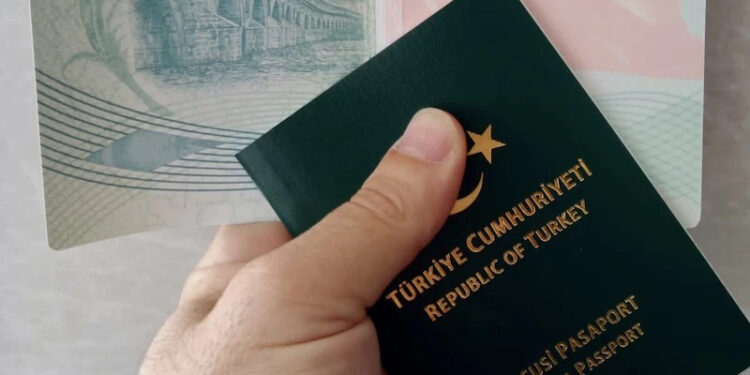 Vatandaş, vize sorununu aşmaya çalışıyor; yeşil pasaport sayısı ‘bordoyu’ geçti!