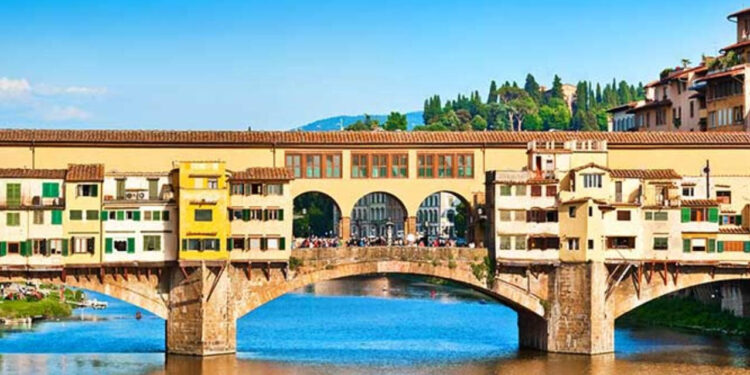 Yakayı Ele Verdiler: Tarihi Köprüye Adlarını Yazan Turistlere 1.5 milyon TL Ceza