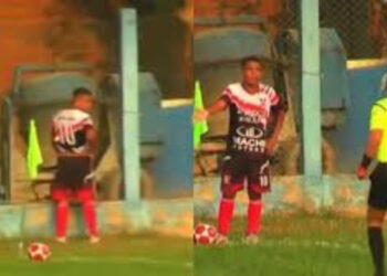 Yeşil Sahalarda Görülmemiş Olay: Maçın Ortasında Tuvaletini Yaptı, Kırmızı Kart Gördü