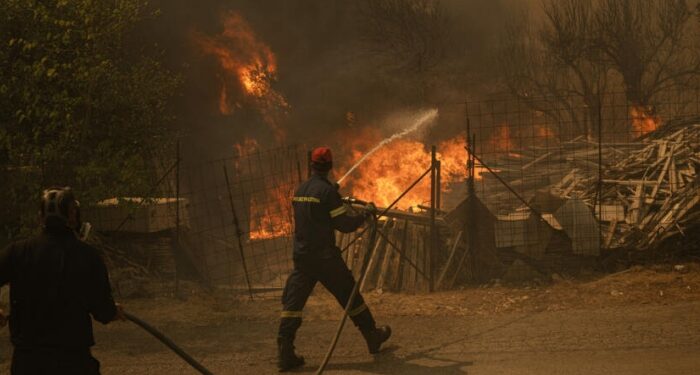 Yunanistan 3 gündür yangınlarla mücadele ediyor, binlerce insan evlerini terk etmek zorunda kaldı