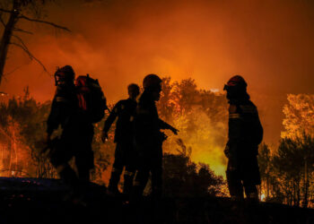 Yunanistan yanıyor: Atina yakınındaki yangın 'yıldırım hızıyla' yayıldı, alevler 25 metreye yükseldi