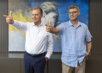 Yusuf Dikeç ve Vahap Seçer'den İkonik Poz