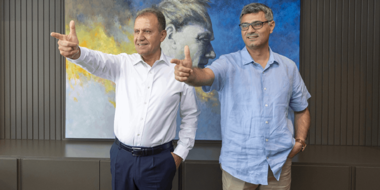 Yusuf Dikeç ve Vahap Seçer'den İkonik Poz