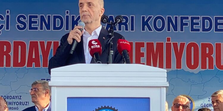‘Geçinemiyoruz’ mitinginde Türk-İş başkanı Ergün Atalay’a istifa çağrısı