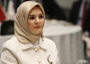 ‘Milli değerlere bağlı çocuklar yetiştireceğiz’ diyen Aile Bakanı, çocuklarını Fransız okuluna göndermiş
