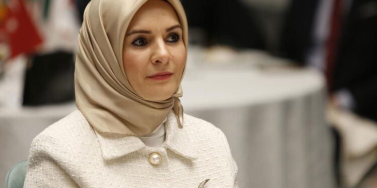 ‘Milli değerlere bağlı çocuklar yetiştireceğiz’ diyen Aile Bakanı, çocuklarını Fransız okuluna göndermiş